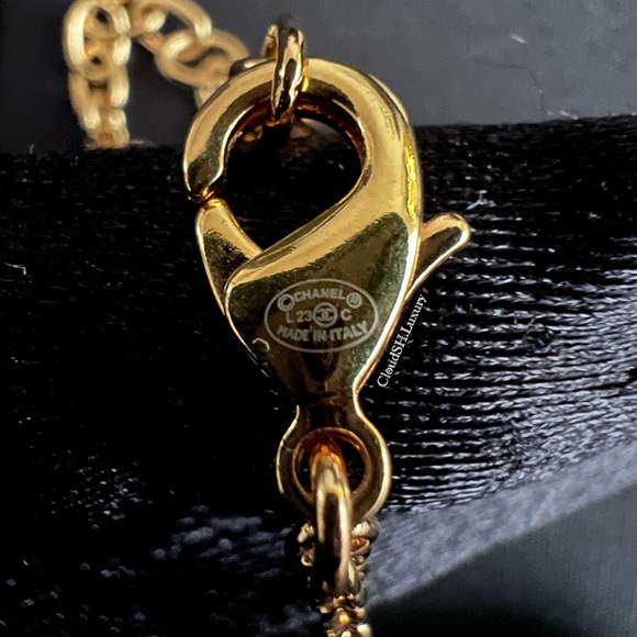 BNIB Chanel CC Logo Crystal Heart Necklace w/ Gold hdw - Authentic - Picture 5 of 6